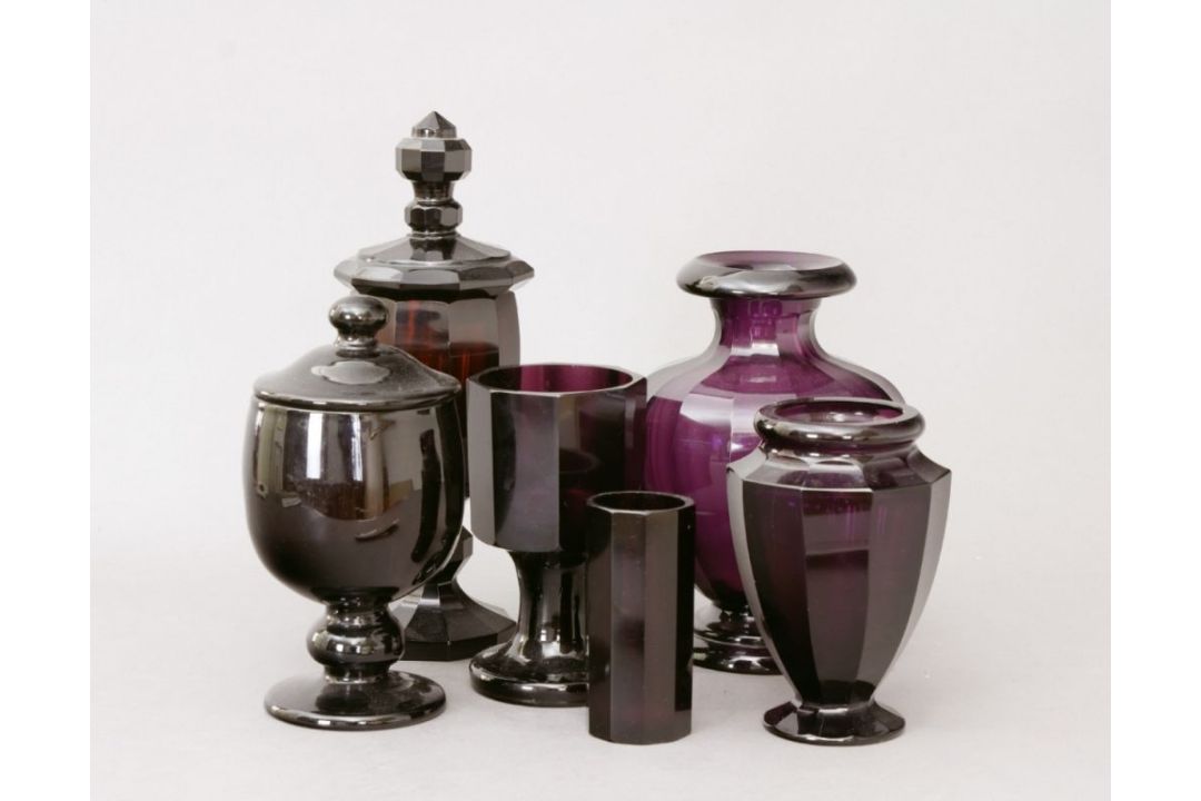 Vasen und Pokale, lila Glas, Konvolut