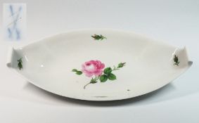 Servierschale, MEISSEN nach 1934. Dekor "Rote Rose" mit grünen Blättern und Knospen.