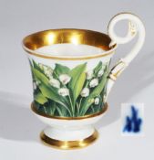 Tasse mit Maiglöckchen-Motiv und Schwanenhenkel. MEISSEN um 1900, 1. Wahl.