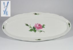 Große Fisch-Servierplatte, MEISSEN, nach 1934. Dekor "Rote Rose" mit grünen Blättern und Knospen
