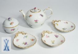 Kleine Teekanne, Muschelschalen, Zuckerdose. MEISSEN.