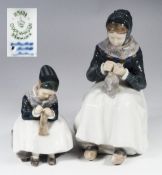 Zwei Amager Mädchen in dänischer Tracht mit einer Handarbeit. ROYAL COPENHAGEN,