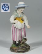 Mädchen mit Hut und Schürze bei der Fütterung, Manufaktur HÖCHST, 20. Jahrhundert.
