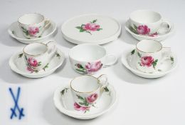 Zwölf Teile Konvolut. MEISSEN, Dekor "Rote Rose" mit grünen Blättern und Knospen.