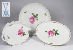 Drei Teile Konvolut, MEISSEN, Dekor "Rote Rose" mit grünen Blättern und Knospen. Schwertermarke 192
