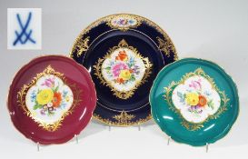 Zwei Porzellanschalen. Ein Zierteller/Wandteller. MEISSEN: