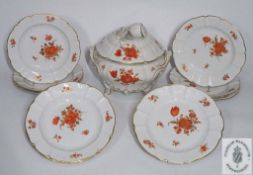 Terrine, Speise- und Suppenteller. NYPMHENBURG, Form "Rokoko", eisenrote Blumenmotive.