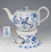 Teekanne auf Stövchen. MEISSEN, kobaltblaues Zwiebelmuster.