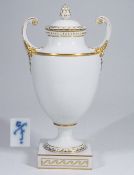 Elegante Amphoren-Deckvase. FÜRSTENBERG, 20. Jahrhundert.