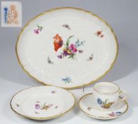 KPM Rocaille "Bunte Blume mit Insekten", Goldrand.