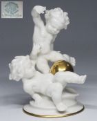 Zwei spielende Putten mit goldener Kugel. HUTSCHENREUTHER, Abteilung für Kunst.