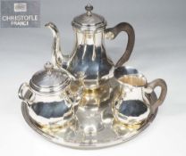 Kaffeekanne, Milch und Zucker von Christofle, Paris/France. Dabei Rundtablett, WILKENS Silverplate