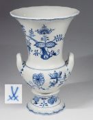Amphoren-Vase mit zwei geschwungenen Henkeln, ikonisches kobaltblaues Zwiebelmuster-Dekor, um 1980.