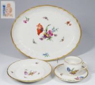 Vier Teile Konvolut , KPM Rocaille "Bunte Blume mit Insekten",