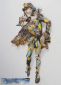 Posierender Harlekin im venezianischen Kostüm.