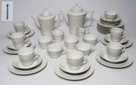 KPM Berlin, Dekor "Kurland", weiß. Kaffee-/Teeservice, 20. Jahrhundert.