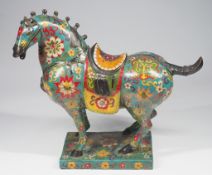 Kunstvoll verziertes Pferd aus Cloisonne-Emaille.