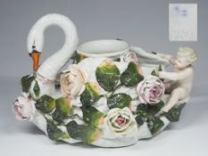 Dekorative Schwanenschale als Tafelaufsatz im Stil von Capodimonte.