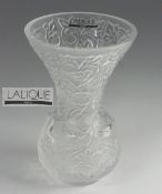 Lalique Vase "Arabesque-Dekor", aus dem Jahr 1977.