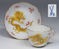 Moccatase, Untertasse. Dekor "gelber Drache",