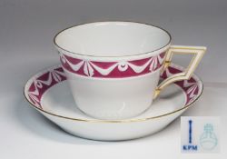Bürotasse mit Untertasse. KPM Berlin, Reliefdekor "Kurland", Girlandenrelief auf purpur Fond.
