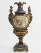 Prunkvolle große Vase, SEVRES-Art, Frankreich, spätes 19. Jahrhundert. (Napoleon III, mit spürbarem