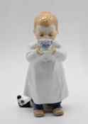 1 Porzellanfigur MEISSEN „Kind mit Tasse“,