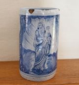 1 Fayence-Krug „Madonna mit Kind“, monogr. „K.“ wohl Crailsheim