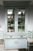 1 Kommode mit großem Glasaufsatz, 6 Stühle, Gläser und Tonwaren