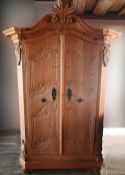 1 Schrank Irschenberg wohl 19. Jh., reich geschnitzt