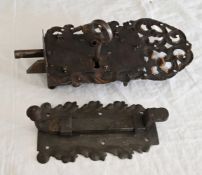 1 Schrank-Schloss um 1700 mit Ziselierungen, reich verziert sowie 1 Riegel, Asp.