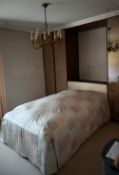 1 Gästezimmer mit Bett und Spiegelschrank