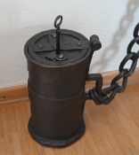 1 Tresor- / Schließkasten Kutscherkasse in Zylinderform, schmiedeeisern