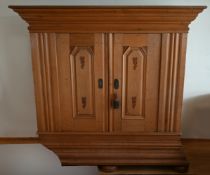 1 Hessischer Dielenschrank um 1740, Eiche massiv, mit Intarsien