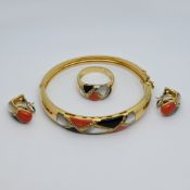 1 Set: Armreif/Ohrsteckerclips/1 Ring je GG 18ct.