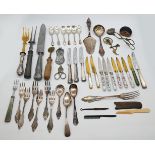 1 Konvolut Metallobjekte versilbert z.T. WMFN, z.B. Tafelaufsatz mit Jäger H 20cm, 