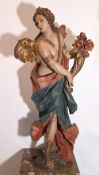 1 Holzfigur „Engel mit Blumenfüllhorn“ 18. Jh., mit Holzsockel (später), gehöhlt