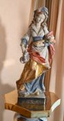 1 Holzfigur „Dame mit Blumen und Krug“ auf Keramik-Podest, ca. H 60 cm, Asp.