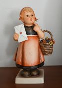 1 Hummelfigur mit Original-Karton „Die Gratulantin“ sehr guter Zustand, H 35 cm, Asp.