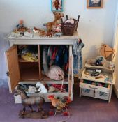 1 Puppenschrank und 1 Puppenkommode wohl um 1920