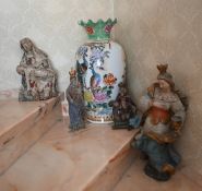 4 Holzfiguren 17./19. Jh. mit Porzellanvase Ming-Kopie, Asp.