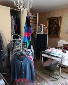 1 Ankleidezimmer mit Damenbekleidung versch. Marken, 4 Ölbilder, Wäsche,
