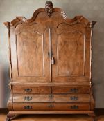 1 holländischer Barockschrank Nussbaum 18. Jh., mit Schnitzereien, Beschläge alt,