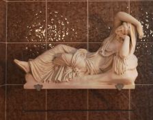 1 Badinhalt mit Figur "Schlafende Ariadne" wohl Kopie nach Francois Lemont, Drogerieartikeln,
