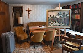 1 Rauminhalt im Keller mit Biedermeier Sekretär, Gemälden, Büchern Tischen, Bekleidung, Reisegepäck,