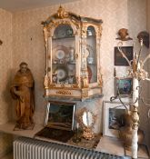 1 Wandvitrine 18. Jh., mit Holzfiguren, Bilder, Garderobenständer, Porzellan versch. Marken u.a. Asp
