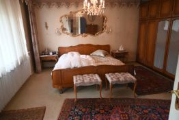 1 komplettes Schlafzimmer Nussbaum mit Doppelbett, Spiegel, Herrenkommode, Damenbekleidung: