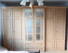 1 Kleiderschrank, ca. H 215 x B 305 sowie Metallbett (ohne Lattenrost und Matratze),