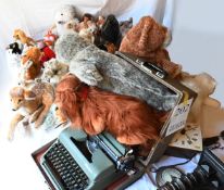 1 Posten Spielzeug, Stofftiere u.a. Steiff, Uhren, Schreibmaschine, u.a.