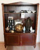 1 englisches Regal, Mahagoni, ca. H 160 x B 112 x T 39 cm mit Hausrat, Asiatika, tlw. um 1900,